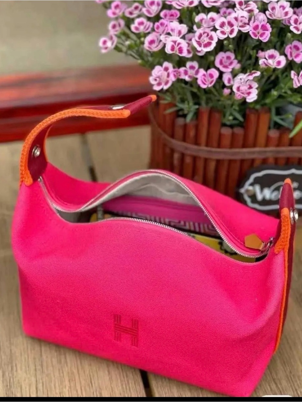 🆕 💄 H makeup bag + strap 👛 - Picture 9 of 9